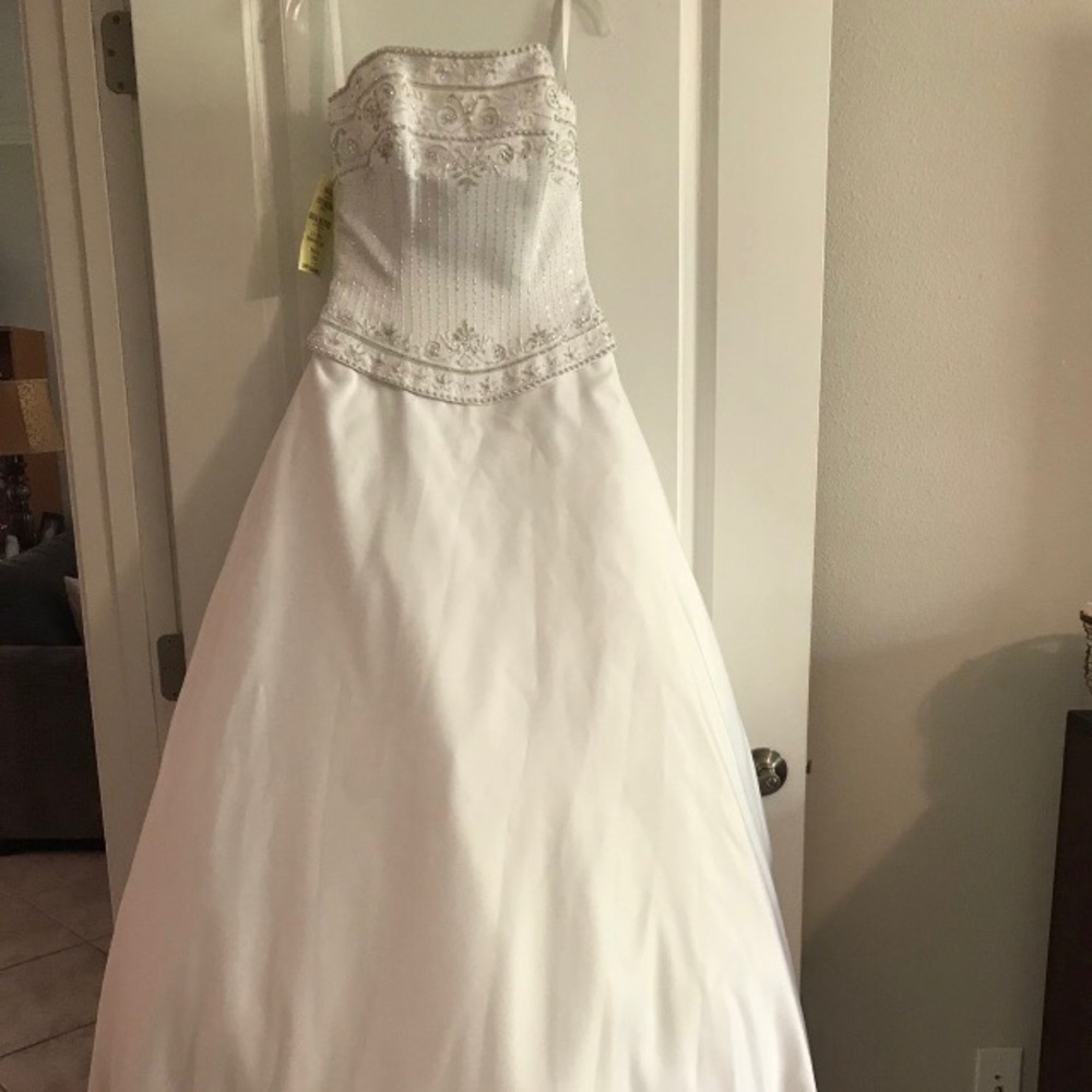 Elegant strapless wedding gown